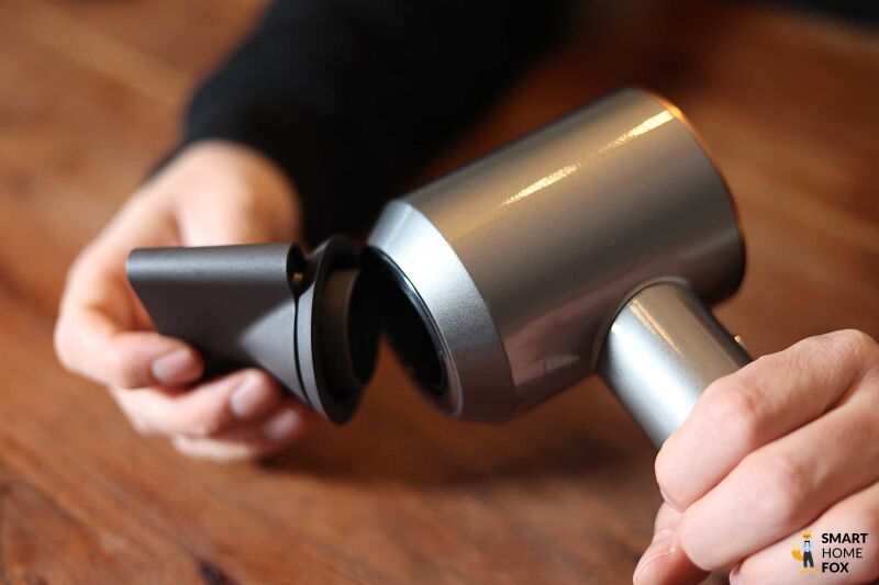 Вы можете увидеть, как прикрепить насадку к фену Dyson Supersonic.